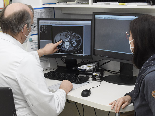 prof. pfeifer bespricht ein CT bild mit einer patientin